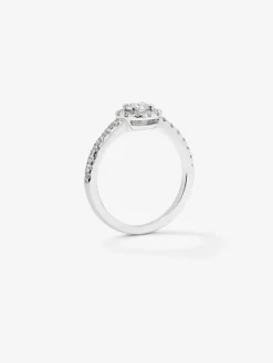 Anillo solitario de compromiso de oro blanco de 18K con orla de diamantes