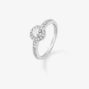 Anillo solitario de oro blanco de 18K con diamante central en talla brillante de 0,15 cts y orla y brazo con 30 diamantes en talla brillante con un total de 0,28 cts
