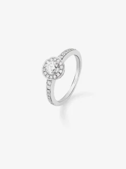 Anillo solitario de oro blanco de 18K con diamante central en talla brillante de 0,15 cts y orla y brazo con 30 diamantes en talla brillante con un total de 0,28 cts
