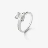 Anillo solitario de oro blanco de 18K con diamantes blancos en talla esmeralda de 2,12 cts y en talla princesa de 0,55 cts