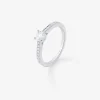 Anillo solitario de oro blanco de 18K con diamante central en talla brillante de 0,3 cts y brazo de 18 diamantes en talla brillante con un total de 0,13 cts