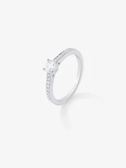 Anillo solitario de oro blanco de 18K con diamante central en talla brillante de 0,3 cts y brazo de 18 diamantes en talla brillante con un total de 0,13 cts
