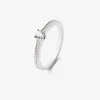 Anillo solitario de oro blanco de 18K con un diamante central en talla brillante de 0,23 cts y brazo de 29 diamantes en talla brillante con un total de 0,12 cts