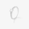 Anillo solitario de oro blanco de 18K con diamante central en talla esmeralda de 0,3 cts y 26 diamantes en talla brillante con un total de 0,13 cts