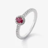 Anillo solitario de oro blanco de 18K con rub&iacute; rojo en talla oval de 0,24 cts y diamantes en talla brillante con un total de 0,24 cts