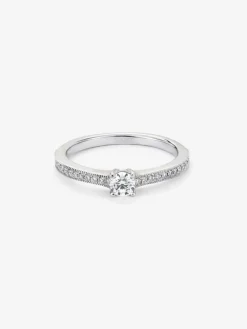 Anillo solitario de oro blanco de 18K con un diamante central en talla brillante de 0,23 cts y brazo de 29 diamantes en talla brillante con un total de 0,12 cts