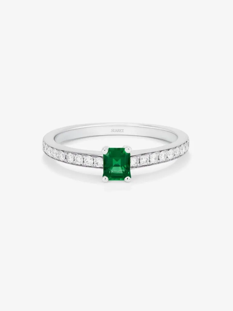 Anillo solitario de oro blanco de 18K con esmeralda y diamante