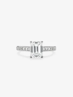 Anillo solitario de oro blanco de 18K con diamantes blancos en talla esmeralda de 2,12 cts y en talla princesa de 0,55 cts