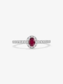 Anillo solitario de oro blanco de 18K con rubí rojo en talla oval de 0,24 cts y diamantes en talla brillante con un total de 0,24 cts