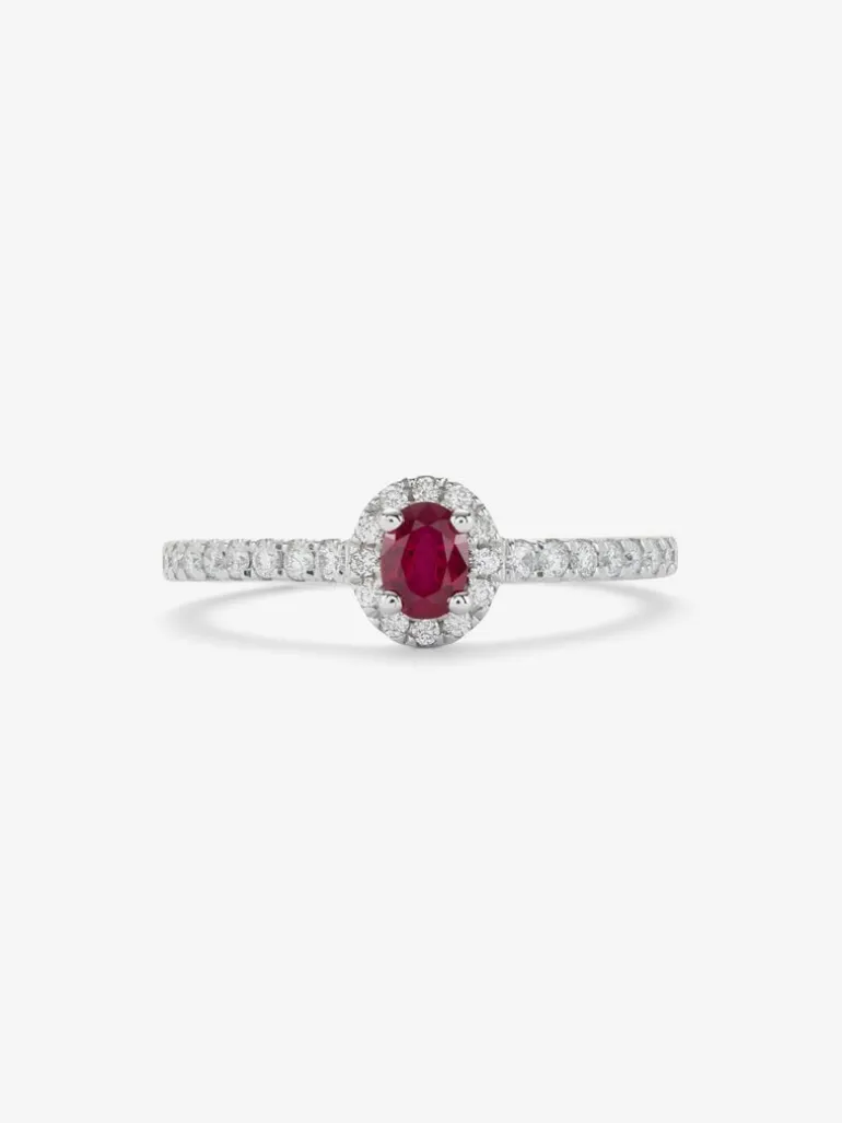 Anillo solitario de oro blanco de 18K con rubí rojo en talla oval de 0,24 cts y diamantes en talla brillante con un total de 0,24 cts