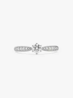 Anillo solitario de oro blanco de 18K con diamante central en talla brillante de 0,25 cts y diamantes en talla brillante con un total de 0,13 cts