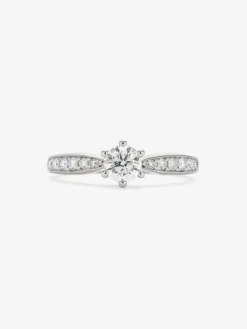 Anillo solitario de oro blanco de 18K con diamante central en talla brillante de 0,50 cts y diamantes en talla brillante con un total de 0,23 cts