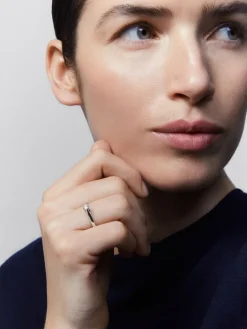 Anillo solitario de oro blanco de 18K con diamante en talla brillante de 0,2 cts