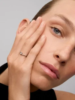 Anillo solitario de oro blanco de 18K con diamante en talla brillante de 0,1 cts