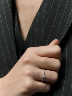 Anillo solitario de oro blanco de 18K con un diamante central en talla brillante de 0,23 cts y brazo de 29 diamantes en talla brillante con un total de 0,12 cts