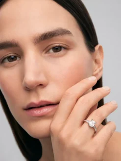 Anillo solitario de oro blanco de 18K con diamantes blancos en talla esmeralda de 2,12 cts y en talla princesa de 0,55 cts