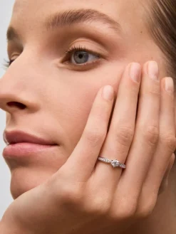 Anillo solitario de oro blanco de 18K con diamante central en talla brillante de 0,40 cts y diamantes en talla brillante con un total de 0,19 cts