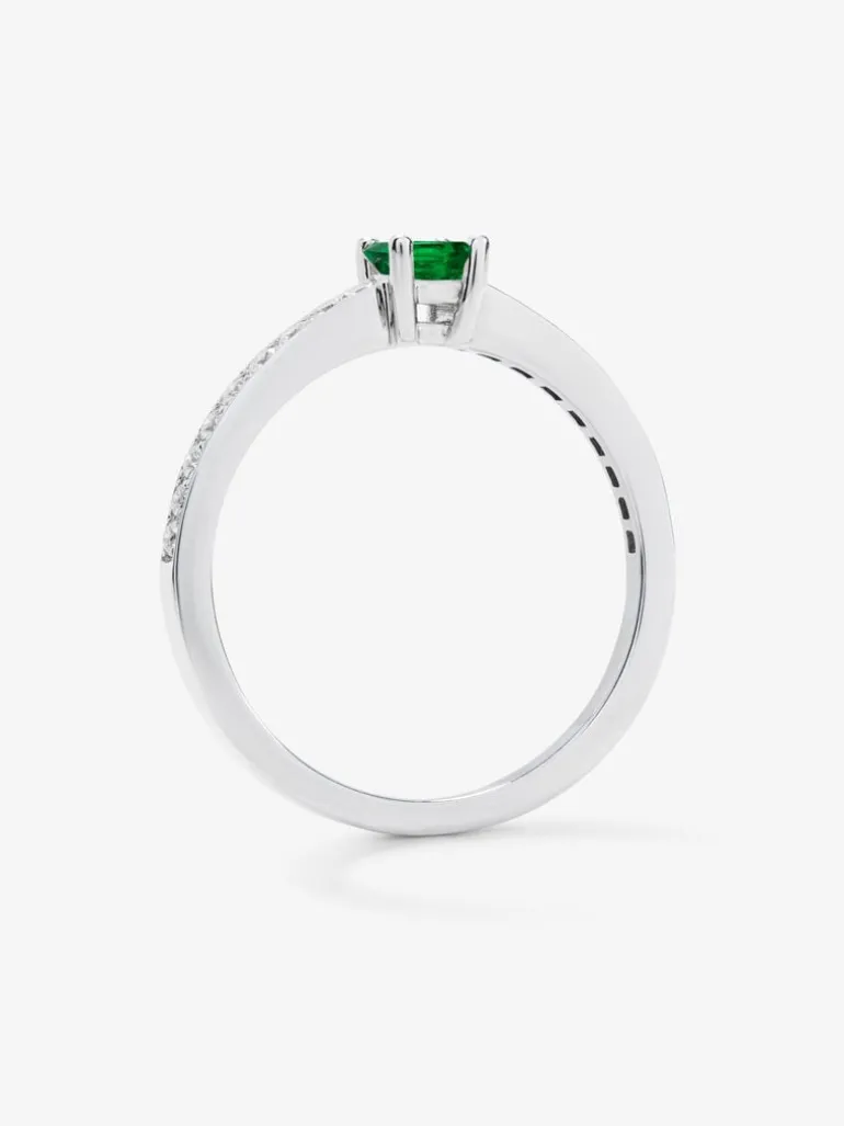 Anillo solitario de oro blanco de 18K con esmeralda y diamante