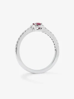 Anillo solitario de oro blanco de 18K con rubí rojo en talla oval de 0,24 cts y diamantes en talla brillante con un total de 0,24 cts