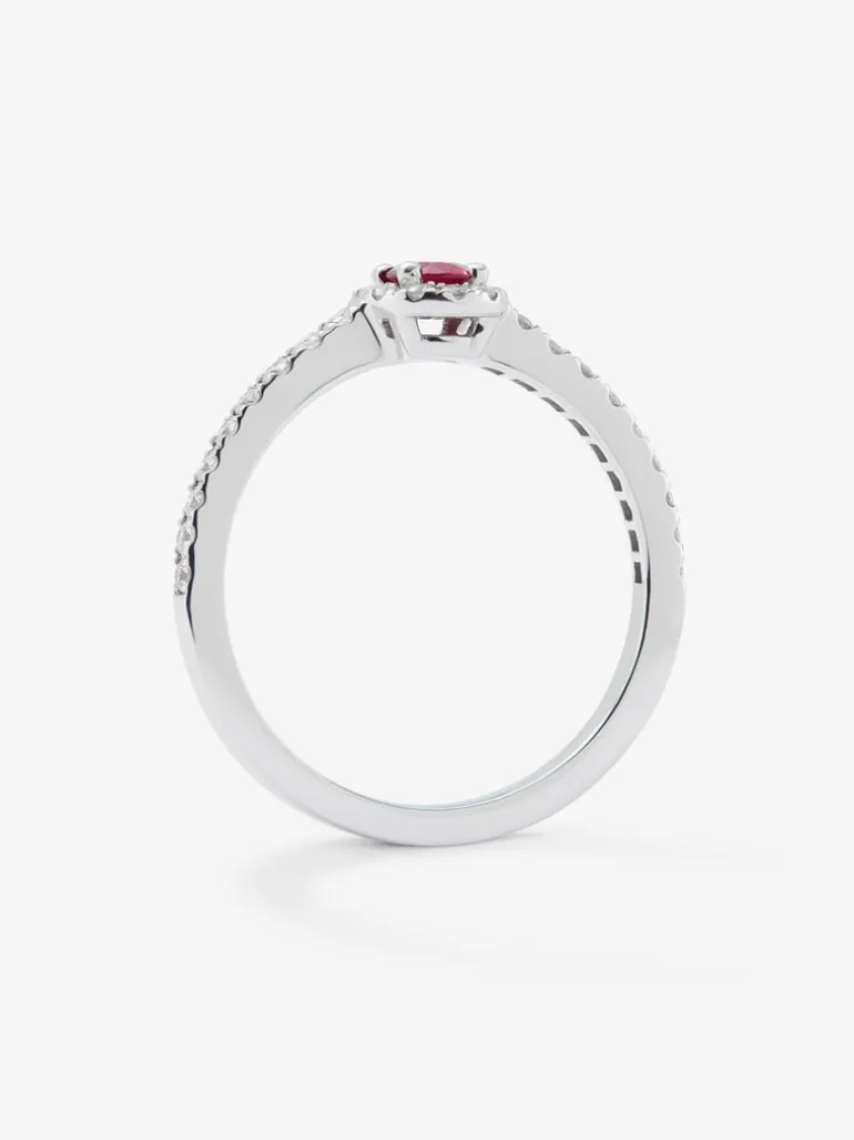 Anillo solitario de oro blanco de 18K con rubí rojo en talla oval de 0,24 cts y diamantes en talla brillante con un total de 0,24 cts