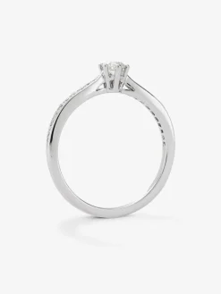 Anillo solitario de oro blanco de 18K con diamante central en talla brillante de 0,20 cts y diamantes en talla brillante con un total de 0,09 cts