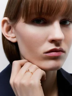 Anillo solitario de oro rosa de 18K con diamante en talla brillante de 0,1 cts