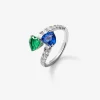 Anillo tú y yo de oro blanco de 18K con zafiro azul intenso en talla pera de 1,93 cts, esmeralda verde en talla pera de 0,89 cts y 14 diamantes en talla brillante con un total de 0,89 cts