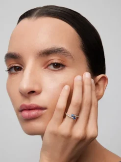 Anillo Tú y Yo de oro blanco de 18K con zafiros 0,71 cts y diamantes 0,15 cts