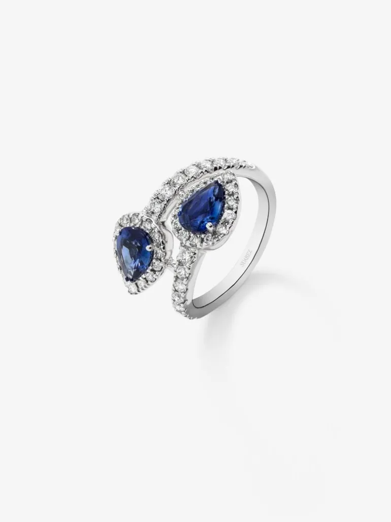 Anillo tú y yo de oro blanco de 18K con 2 zafiros azules en talla pera con un total de 1,4 cts y 44 diamantes en talla brillante con un total de 0,77 cts
