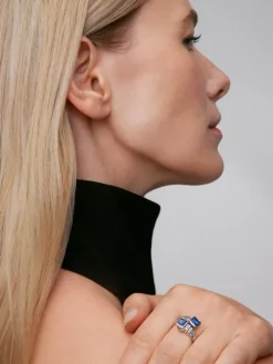 Anillo tú y yo de oro blanco de 18K con zafiros azul y azul vivid en talla octogonal de 2,2 cts y diamantes blancos en talla baguette de 0,52 cts