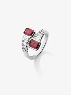 Anillo tú y yo de oro blanco de 18K 2 con rubíes rojos en talla octogonal con un total de 2,06 cts y 10 diamantes en talla baguette con un total de 0,57 cts