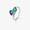Anillo tú y yo de oro blanco de 18K con un zafiro azul intenso en talla pera de 1,49 cts, una esmeralda verde en talla pera de 1,04 cts y 14 diamantes en talla brillante con un total de 0,64 cts