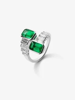 Anillo tú y yo de oro blanco de 18K con 2 esmeraldas verdes en talla octogonal con un total de 2,71 cts y 8 diamantes en talla baguette con un total de 1,08 cts
