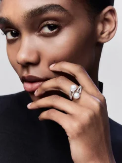 Anillo tú y yo de oro blanco de 18K con 2 perlas akoya de 7mm y 62 diamantes en talla brillante con un total de 0,22 cts