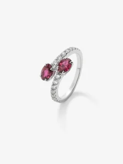 Anillo tú y yo de oro blanco de 18K con rubíes en talla oval de 1,38 cts y diamantes blancos en talla brillante de 0,45 cts