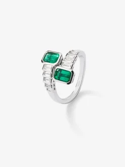 Anillo tú y yo de oro blanco de 18K con 2 esmeraldas verdes en talla octogonal con un total de 1,28 cts y 10 diamantes en talla baguette con un total de 0,57 cts