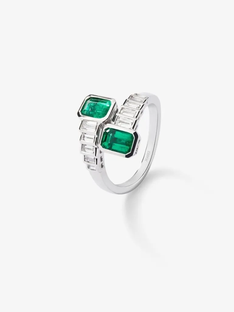 Anillo tú y yo de oro blanco de 18K con 2 esmeraldas verdes en talla octogonal con un total de 1,28 cts y 10 diamantes en talla baguette con un total de 0,57 cts