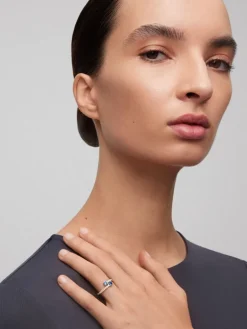 Anillo Tú y Yo de oro blanco de 18K con zafiros 0,71 cts y diamantes 0,15 cts