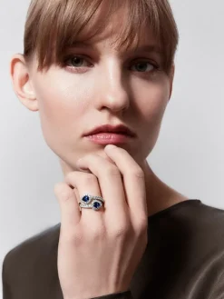 Anillo tú y yo de oro blanco de 18K con 2 zafiros azules en talla pera con un total de 1,4 cts y 44 diamantes en talla brillante con un total de 0,77 cts
