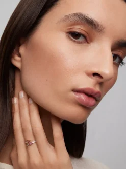 Anillo tú y yo de oro blanco y rosa de 18K con corazón y flecha, diamantes blancos y zafiros rosas