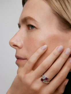 Anillo tú y yo de oro blanco de 18K 2 con rub&iacute;es rojos en talla octogonal con un total de 2,06 cts y 10 diamantes en talla baguette con un total de 0,57 cts