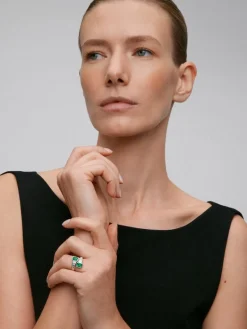 Anillo tú y yo de oro blanco de 18K con 2 esmeraldas verdes en talla octogonal con un total de 1,28 cts y 10 diamantes en talla baguette con un total de 0,57 cts