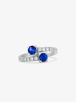 Anillo tú y yo de oro blanco de 18K con 2 zafiros en talla brillante con un total de 0,94 cts y 14 diamantes en talla brillante con un total de 0,43 cts