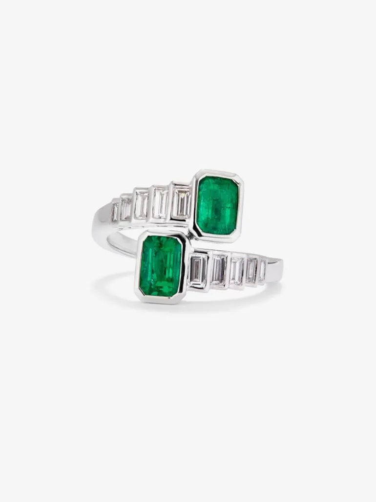 Anillo tú y yo de oro blanco de 18K con 2 esmeraldas verdes en talla octogonal con un total de 1,28 cts y 10 diamantes en talla baguette con un total de 0,57 cts