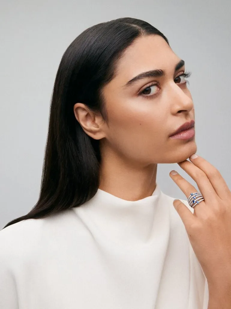 Anillo tú y yo de oro blanco de 18K con 5 zafiros azules en talla pera con un total de 1,13 cts y 60 diamantes en talla brillante con un total de 1 cts