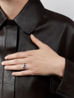 Anillo tú y yo de oro blanco de 18K con 2 zafiros en talla brillante con un total de 0,94 cts y 14 diamantes en talla brillante con un total de 0,43 cts