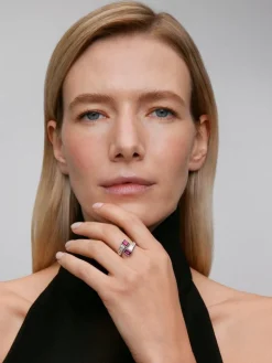 Anillo tú y yo de oro blanco de 18K 2 con rub&iacute;es rojos en talla octogonal con un total de 2,06 cts y 10 diamantes en talla baguette con un total de 0,57 cts