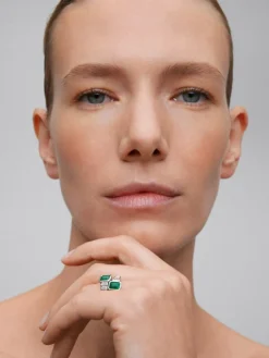 Anillo tú y yo de oro blanco de 18K con 2 esmeraldas verdes en talla octogonal con un total de 1,28 cts y 10 diamantes en talla baguette con un total de 0,57 cts