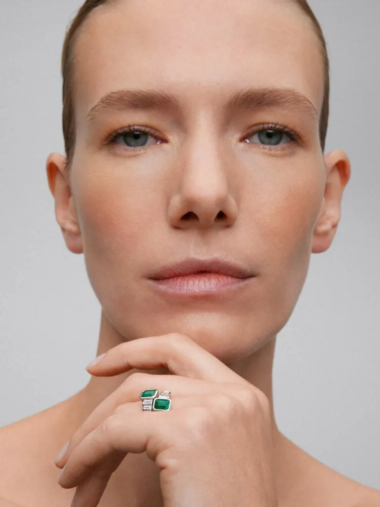 Anillo tú y yo de oro blanco de 18K con 2 esmeraldas verdes en talla octogonal con un total de 1,28 cts y 10 diamantes en talla baguette con un total de 0,57 cts