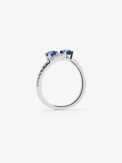 Anillo tú y yo de oro blanco de 18K con 2 zafiros en talla brillante con un total de 0,82 cts y 20 diamantes en talla brillante con un total de 0,36 cts